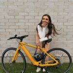 Rafaëlle Roy Instagram – Je vous ai récemment demandé de me suggérer des endroits à visiter en vélo sur la Rive-Sud 🚴
Fait que j’ai monté une vidéo pour vous faire découvrir les spots qui m’ont été le plus suggérés 😏 !!!
En attendant sa publication imminente, je vous gâte avec un photoshoot de moi qui pose avec mon bicyc’ jaune @momentumbiking comme si on était pour se partir un cover band hommage à François Pérusse. On achète l’idée?
Bref, je l’aime, mon bike. C’est une excellente alternative économique et écologique pour se déplacer. Il est léger, facile à apporter/parker partout. Pis je me sens invincible quand le moteur part et que je vais vite. J’ai rapidement un reality check en me souvenant de la tête que j’ai avec ce casque, mais t’sais. On peut pas tout avoir. Pis moi j’ai un BICYCLE JAUNE. ☀️
⚠️ Pssst: promotion majeure sur mon modèle entre autres, rabais de fou. Manque pas ta chance et visite leur site. Bisous 🤪💛
#GoYourWay #ad #VoyaE #MyMomentumRide