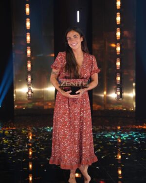 Rafaëlle Roy Instagram - C'est un tour du chapeau pour Rafaëlle Roy qui remporte la saison après avoir reçu la plus haute note du public à la maison pour ses trois performances de la saison! 🤩👏🏻

Elle nous a offert de beaux moments d'émotion, elle a pris des risques, mais surtout elle est restée fidèle à elle-même! Son dernier numéro tout à fait à son image a bouclé son parcours à la perfection. 💖

Laquelle de ses performances avez-vous préférée?