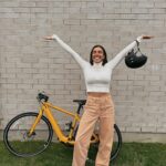 Rafaëlle Roy Instagram – Je vous ai récemment demandé de me suggérer des endroits à visiter en vélo sur la Rive-Sud 🚴
Fait que j’ai monté une vidéo pour vous faire découvrir les spots qui m’ont été le plus suggérés 😏 !!!
En attendant sa publication imminente, je vous gâte avec un photoshoot de moi qui pose avec mon bicyc’ jaune @momentumbiking comme si on était pour se partir un cover band hommage à François Pérusse. On achète l’idée?
Bref, je l’aime, mon bike. C’est une excellente alternative économique et écologique pour se déplacer. Il est léger, facile à apporter/parker partout. Pis je me sens invincible quand le moteur part et que je vais vite. J’ai rapidement un reality check en me souvenant de la tête que j’ai avec ce casque, mais t’sais. On peut pas tout avoir. Pis moi j’ai un BICYCLE JAUNE. ☀️
⚠️ Pssst: promotion majeure sur mon modèle entre autres, rabais de fou. Manque pas ta chance et visite leur site. Bisous 🤪💛
#GoYourWay #ad #VoyaE #MyMomentumRide