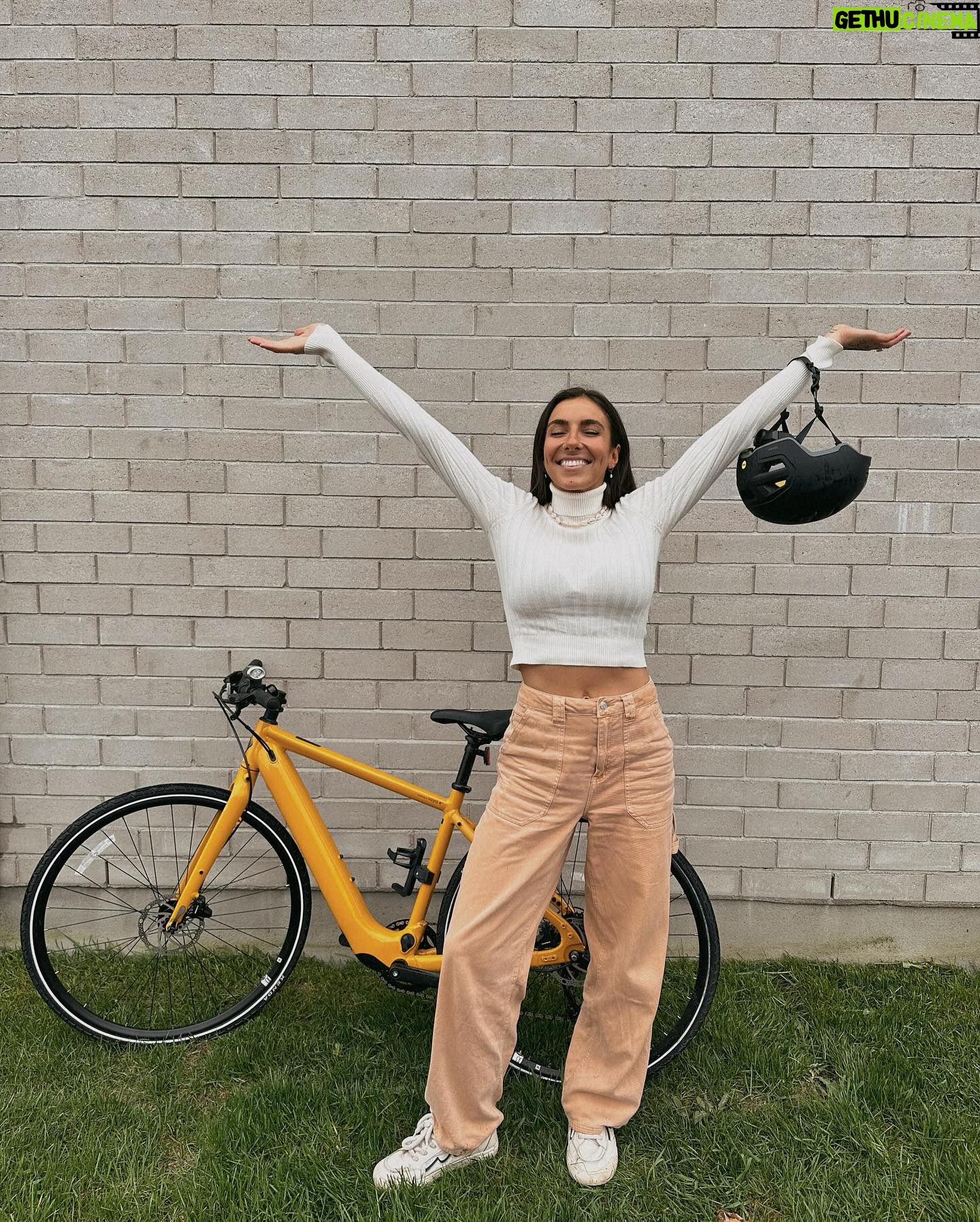 Rafaëlle Roy Instagram - Je vous ai récemment demandé de me suggérer des endroits à visiter en vélo sur la Rive-Sud 🚴 Fait que j'ai monté une vidéo pour vous faire découvrir les spots qui m'ont été le plus suggérés 😏 !!! En attendant sa publication imminente, je vous gâte avec un photoshoot de moi qui pose avec mon bicyc' jaune @momentumbiking comme si on était pour se partir un cover band hommage à François Pérusse. On achète l'idée? Bref, je l'aime, mon bike. C'est une excellente alternative économique et écologique pour se déplacer. Il est léger, facile à apporter/parker partout. Pis je me sens invincible quand le moteur part et que je vais vite. J'ai rapidement un reality check en me souvenant de la tête que j'ai avec ce casque, mais t'sais. On peut pas tout avoir. Pis moi j'ai un BICYCLE JAUNE. ☀️ ⚠️ Pssst: promotion majeure sur mon modèle entre autres, rabais de fou. Manque pas ta chance et visite leur site. Bisous 🤪💛 #GoYourWay #ad #VoyaE #MyMomentumRide