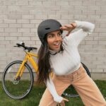 Rafaëlle Roy Instagram – Je vous ai récemment demandé de me suggérer des endroits à visiter en vélo sur la Rive-Sud 🚴
Fait que j’ai monté une vidéo pour vous faire découvrir les spots qui m’ont été le plus suggérés 😏 !!!
En attendant sa publication imminente, je vous gâte avec un photoshoot de moi qui pose avec mon bicyc’ jaune @momentumbiking comme si on était pour se partir un cover band hommage à François Pérusse. On achète l’idée?
Bref, je l’aime, mon bike. C’est une excellente alternative économique et écologique pour se déplacer. Il est léger, facile à apporter/parker partout. Pis je me sens invincible quand le moteur part et que je vais vite. J’ai rapidement un reality check en me souvenant de la tête que j’ai avec ce casque, mais t’sais. On peut pas tout avoir. Pis moi j’ai un BICYCLE JAUNE. ☀️
⚠️ Pssst: promotion majeure sur mon modèle entre autres, rabais de fou. Manque pas ta chance et visite leur site. Bisous 🤪💛
#GoYourWay #ad #VoyaE #MyMomentumRide