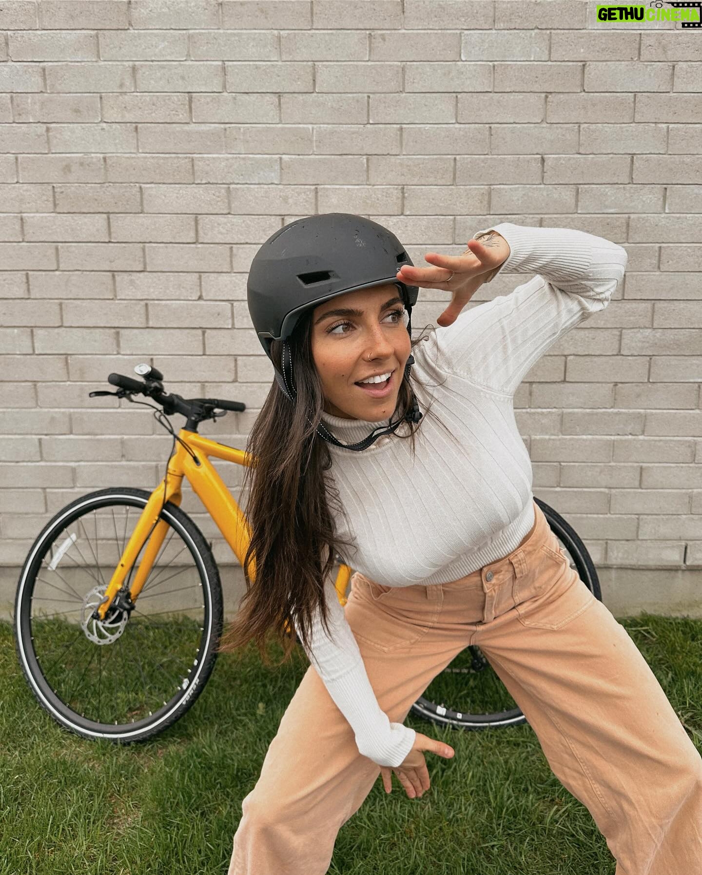 Rafaëlle Roy Instagram - Je vous ai récemment demandé de me suggérer des endroits à visiter en vélo sur la Rive-Sud 🚴 Fait que j'ai monté une vidéo pour vous faire découvrir les spots qui m'ont été le plus suggérés 😏 !!! En attendant sa publication imminente, je vous gâte avec un photoshoot de moi qui pose avec mon bicyc' jaune @momentumbiking comme si on était pour se partir un cover band hommage à François Pérusse. On achète l'idée? Bref, je l'aime, mon bike. C'est une excellente alternative économique et écologique pour se déplacer. Il est léger, facile à apporter/parker partout. Pis je me sens invincible quand le moteur part et que je vais vite. J'ai rapidement un reality check en me souvenant de la tête que j'ai avec ce casque, mais t'sais. On peut pas tout avoir. Pis moi j'ai un BICYCLE JAUNE. ☀️ ⚠️ Pssst: promotion majeure sur mon modèle entre autres, rabais de fou. Manque pas ta chance et visite leur site. Bisous 🤪💛 #GoYourWay #ad #VoyaE #MyMomentumRide