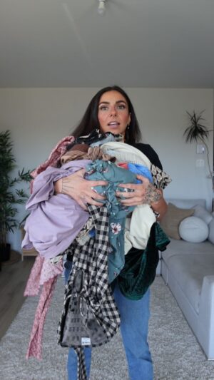 Rafaëlle Roy Instagram - Juste avant de partir en tournée Européenne, j'ai reçu genre une garde-robe complète (?!?! 🥹👉🏼👈🏼) de morceaux signés @hurley par @agenc_canada en cadeau. Fou raide — ultra reconnaissante ❤️ Ils m'ont rien demandé en échange, mais j'me suis dit que ce serait cool de vous faire une parade de mode et de vous impliquer dans le fun 🤓😌

1 à 16... votre item/ensemble pref sur moi? Et celui que vous aimeriez avoir? 

MERCI DE VOTER HIHIHIHI 🫶🏼
#produitreçu

P.s.: si la brand a aussi bien saisi mon style, c'est parce que @fusomusic est allé sur place les aider à me choisir ce qui fit le plus avec moi. 🫶🏼