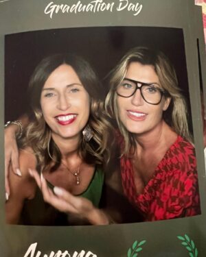 Raffaella Zardo Instagram - Graduation Day 👩‍🎓 Se sognare un po’ è pericoloso. Il rimedio non è sognare di meno, ma sognare di più , sognare tutto il tempo. Brava Aurora ! @aurorarebellato #110elode #congratulations #❤️