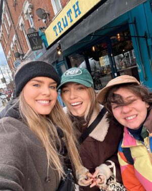 Ragga Ragnars Instagram - A random selection of pics to describe a day and a half spent in London. With friends. Knitting. Drinking tea. On a boat. In a backless outfit. Having fun. 🤍 #london #girlsnight #boatlife