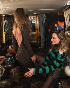 Ragga Ragnars Instagram - A random selection of pics to describe a day and a half spent in London. With friends. Knitting. Drinking tea. On a boat. In a backless outfit. Having fun. 🤍 #london #girlsnight #boatlife