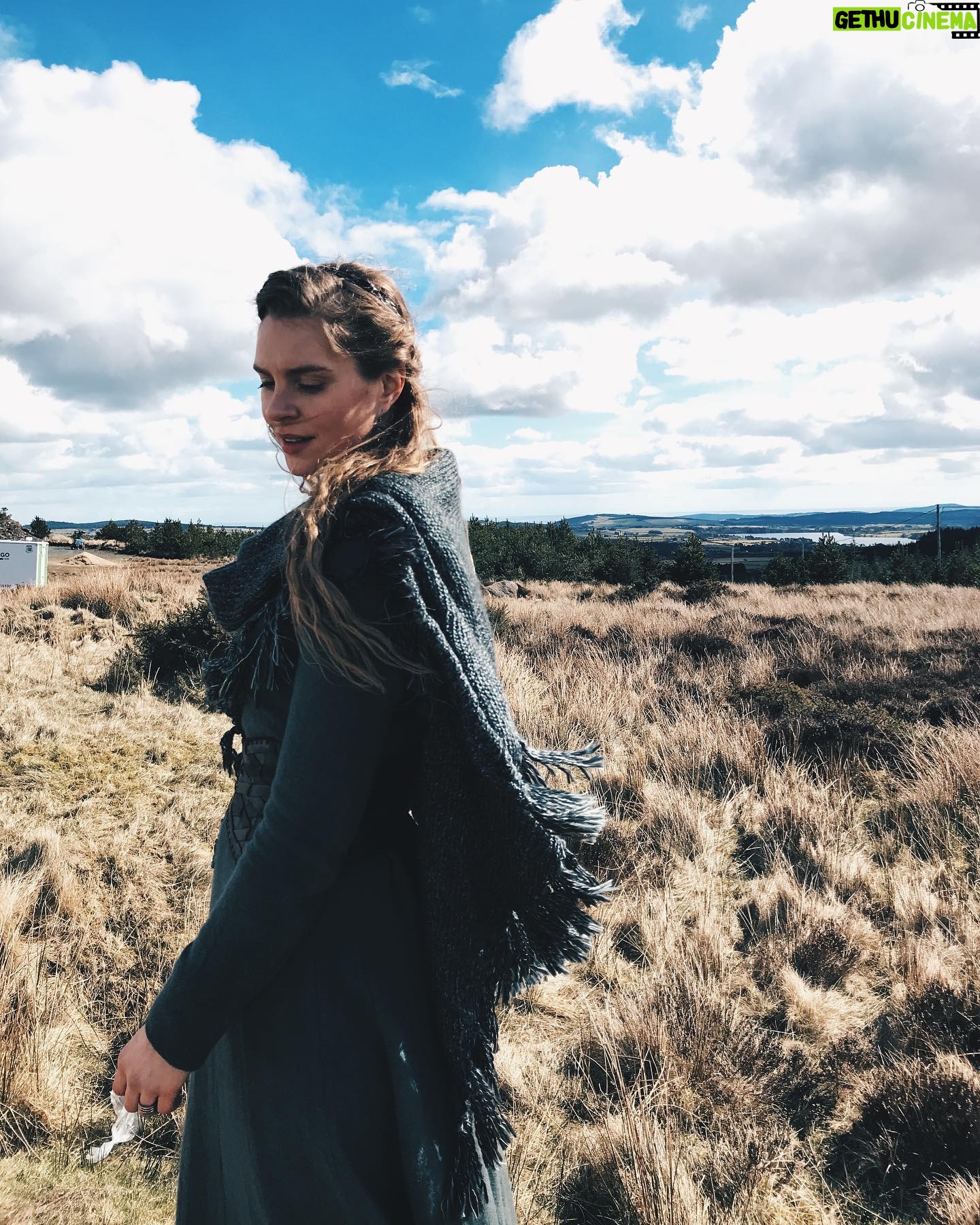 Ragga Ragnars Instagram - Setlife 🤍 #gunnhild #vikings #setlife