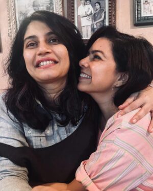 Rajshri Deshpande Instagram - My beloved @aratikadav Throughout these 14 years of our friendship you not only encouraged my heart and soul but taken care of me when I was devastated emotionally. My achievements to my rejection’s you were part of everything. How do I describe Your humility and love for not just me but everyone around you and that makes you the most beautiful person in the world. 

On your birthday and everyday my dear @aratikadav I wish you lots of blessings, love, happiness, sunshine success and amazing creative journey in movies. Here’s to holding hands, giggling madly, ranting about some silly to serious things, gossiping, crying together, watching movies, travelling, seeing yooki grow and swimming together in the crazy ocean of this film industry. 😘🤗❤️

You are my favourite place Arati ❤️