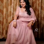Raksha Raj Instagram - 🩷🌸 . Designer : @lizcreationsboutique MUH : @zairmakeoverstudio Photography : @arjundev_photography Jewels : @orchidfashionstores . . #inauguration #thiruvilwamala #picoftheday