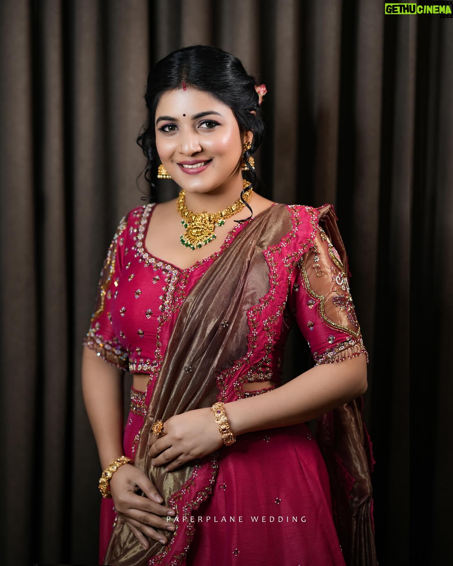 Raksha Raj - 65.9K Likes - ❤️
📸 : @paper_plane_wedding
👗 : @evanshi_designs
💄: @zairmakeoverstudio
✨ : @planetjewel
.
.
.
#instagood #instadaily #photoshoot #red #ootd #traditional #kerala #picoftheday