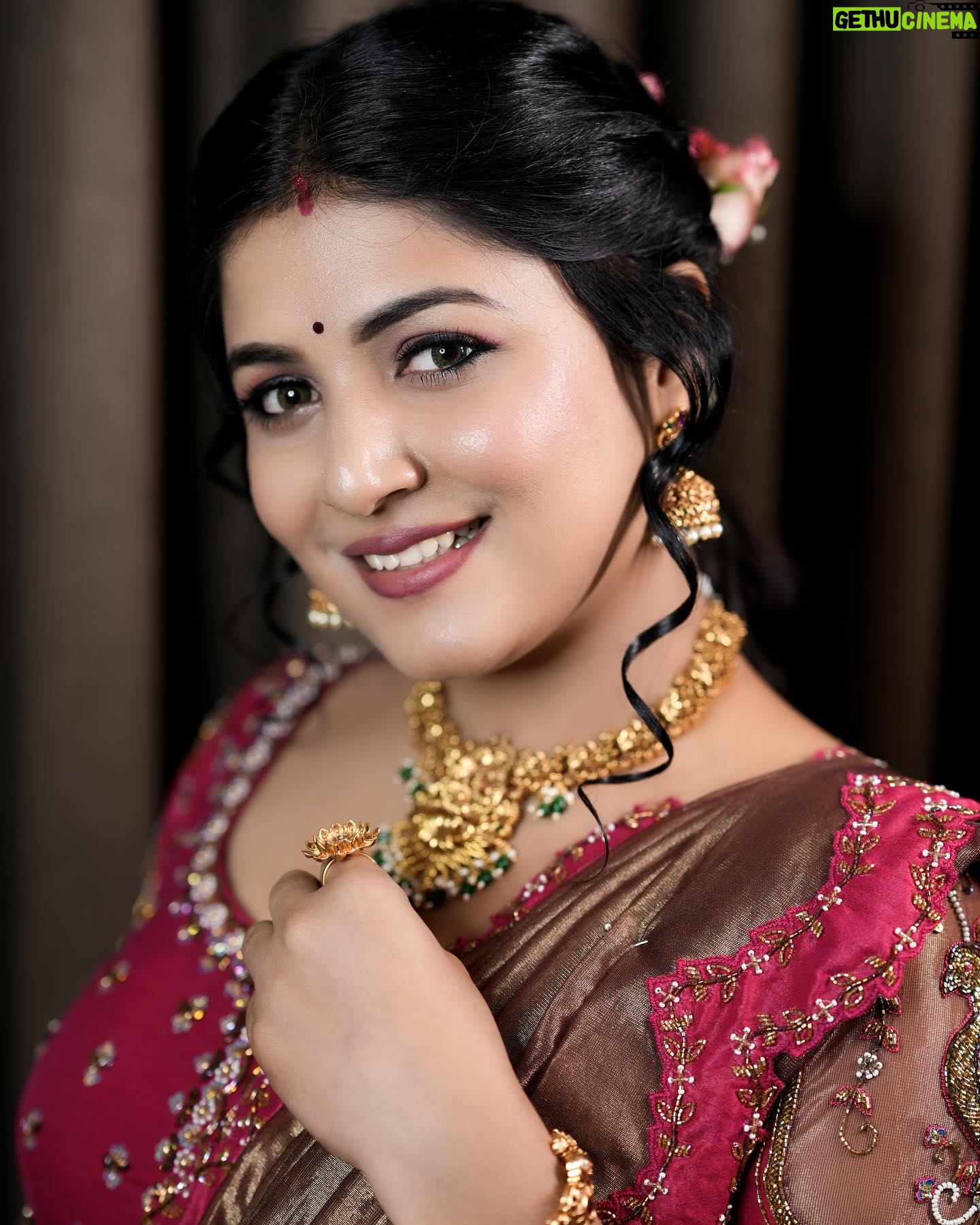 Raksha Raj - 65.9K Likes - ❤️
📸 : @paper_plane_wedding
👗 : @evanshi_designs
💄: @zairmakeoverstudio
✨ : @planetjewel
.
.
.
#instagood #instadaily #photoshoot #red #ootd #traditional #kerala #picoftheday