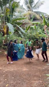 Raksha Raj Instagram - Lutt Putt Gaya with fam♥️ @raksha_dellu @apsara.rs_official_ @rajeev_parameshwar @girish_nambiar_ @achusugandh @ezzah_fathima_shamas Vc @sajinsajin_ #swanthanamfamily #fam #missing #santhwanam #asianet #friends #reelsofinstagram #luttputtgaya #trending #locationfun