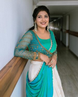 Raksha Raj Instagram - 💙🦚

.
Designer : @lizcreationsboutique 
Photography : @vkphotography.cbe 
MUH : @zairmakeoverstudio 
Jewels : @orchidfashionstores 
.
.

#inauguration #vadakkenchery #picoftheday