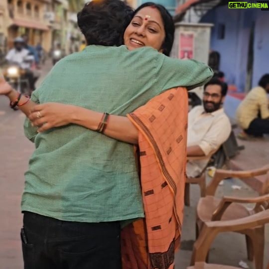 Raksha Raj - 107.8K Likes - മൂന്ന് മൂന്നര വർഷത്തോളം ഉള്ളിൽ കൊണ്ട് നടന്ന കഥാപാത്രം ഒരു നടനെ വിട്ട് വിദൂരതയിലേയ്ക്ക് യാത്രപറഞ്ഞകലുമ്പോൾ...
അതൊരു പ്രത്യേക അനുഭവം തന്നെയാണ്..
എത്രയൊക്കെ അനുഭവിച്ചറിഞ്ഞാലും അർഥം മനസിലാകാത്ത ഒരനുഭവം..
നിനച്ചിരിക്കാതെയുള്ള ഈ വിടവാങ്ങൽ നികത്താൻ ഒരുപക്ഷേ ഒരു ജന്മം കൊണ്ട്പോലും ഒരു നടന് സാധിച്ചെന്നു വരില്ല..
കുറേ വർഷങ്ങളായി കൂടെയുണ്ടായിരുന്ന ഒരാൾ ഒരിക്കലും കാണാൻ കഴിയാത്ത ദൂരത്തേയ്ക്ക് കണ്ണ് നിറഞ്ഞുകൊണ്ട് യാത്രപറഞ്ഞകലുമ്പോൾ അത് കണ്ട് നിൽക്കുന്നവരുടെ കണ്ണ് കലങ്ങുന്നതിലും അതിശയമില്ല...
ഇടത്തെ ചുറ്റിപ്പറ്റിത്തന്നെ കഥാപാത്രങ്ങളുണ്ടാകും എന്ന് വിശ്വസിക്കാനാണ് എനിക്കിഷ്ടം..
ബാലനും ദേവിയും, ശിവനും അഞ്ജലിയും, ഹരിയും അപ്പുവും ലക്ഷ്മിയമ്മയും ശങ്കരൻമാമയും ദേവൂട്ടിയും ജയന്തിയും കണ്ണനുമെല്ലാം, നമ്മള് വരുന്നതും കാത്ത് സാന്ത്വനം വീട്ടിൽ തന്നെയുണ്ടാവും..
എന്നെങ്കിലും നമ്മളെല്ലാരും ഒരുമിച്ച് നമ്മുടെ സാന്ത്വനം വീട്ടിന് മുന്നിലെത്തുമ്പോൾ ഒരുപക്ഷേ, നമ്മൾ പോലുമറിയാതെ കഥാപാത്രങ്ങൾ നമ്മിലേയ്ക്ക് വന്ന് ചേർന്നേക്കാം..
അന്ന്, സാന്ത്വനം കുടുംബത്തിൽ നമുക്ക് ഒന്നൂടെ ജീവിക്കാം.. ❤️🙏🏻
#achusugandh 👽✌🏻
#santhwanam #life #love #family