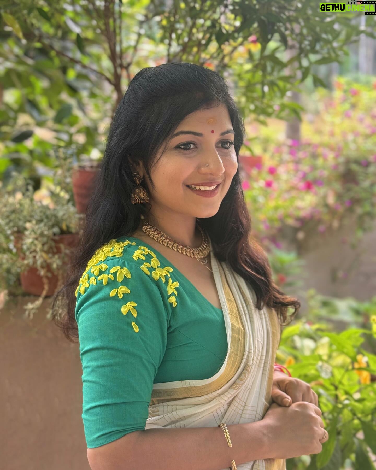Raksha Raj - 68.4K Likes - പുഴയിന്നൊരു നാടൻ പെണ്ണായോ..
Blouse : @shanyfashion_aasha