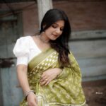 Raksha Raj Instagram - അവൾ പ്രകൃതിയും കവിതയും ഇടകലർന്ന പുഴയാണ് 📸 : @rkl_films_ 💄: @ziaora_makeover_studio_ .