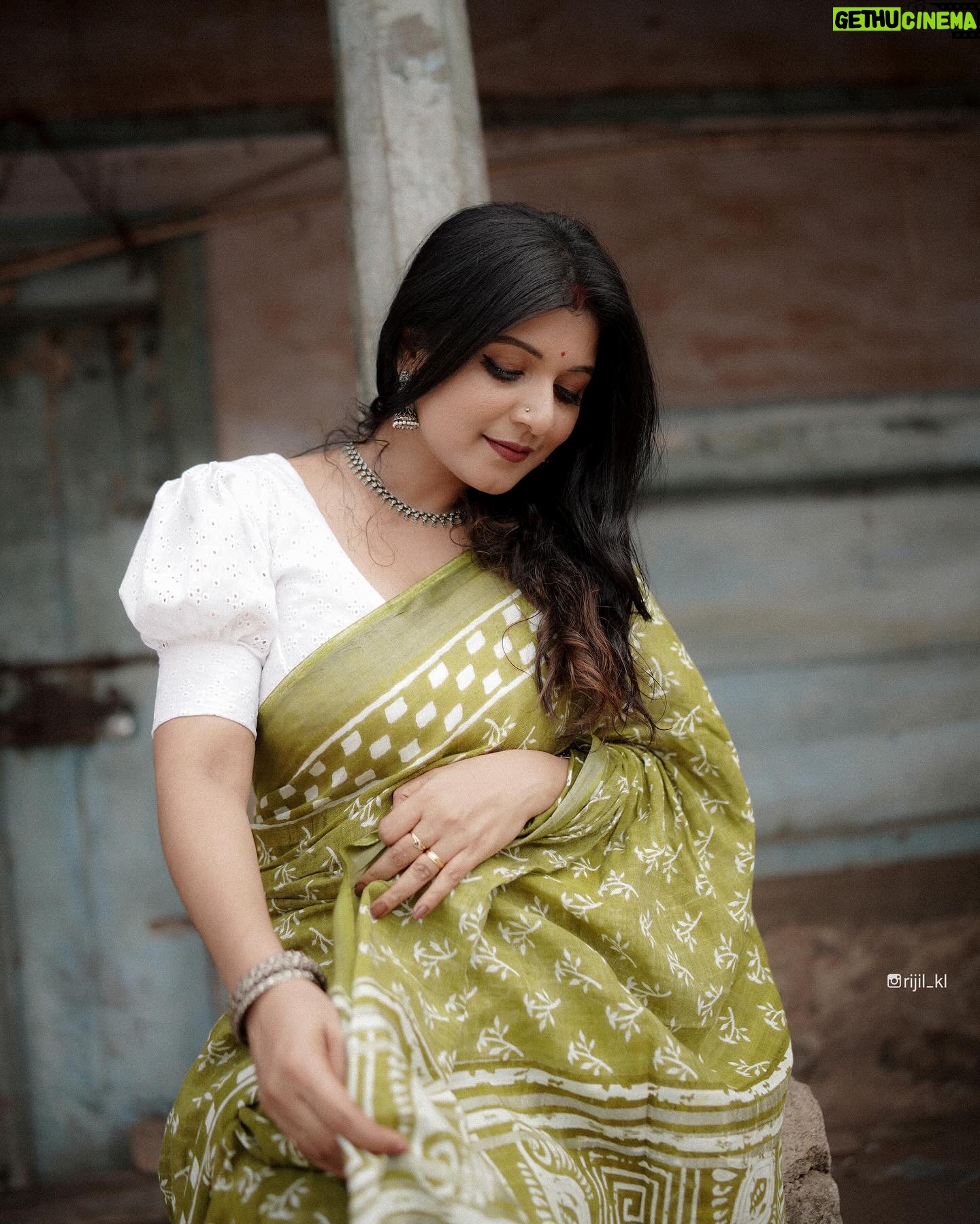 Raksha Raj - 23.3K Likes - അവൾ പ്രകൃതിയും കവിതയും ഇടകലർന്ന പുഴയാണ്
📸 : @rkl_films_
💄: @ziaora_makeover_studio_
.