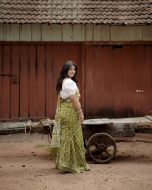 Raksha Raj Instagram - അവൾ പ്രകൃതിയും കവിതയും ഇടകലർന്ന പുഴയാണ്

📸 : @rkl_films_ 
💄: @ziaora_makeover_studio_ 
.