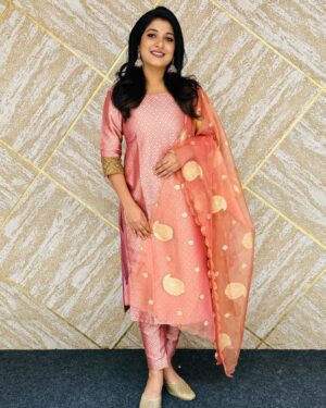 Raksha Raj Instagram - ❤️✨

👗 : @thanzscouture 
💄 : @ziaora_makeover_studio 
✨ : @planetjewel 

.
.
.
#instagood #instadaily #photoshoot #ootd #banarasi #picoftheday