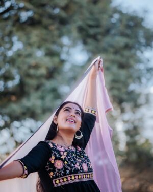Rakshana Induchoodan Instagram - Blooming from the wound 💞

📸: @lenseviewphotography01 
👗: @vredevogel