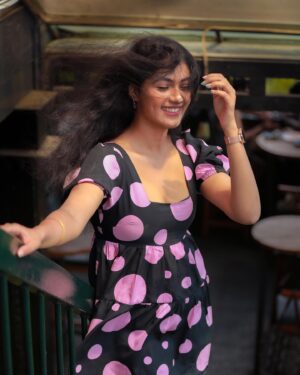 Rakshana Induchoodan Instagram - Happiness is when a breeze comes your way just to enhance your pics 🦋

Shot by : @huephotographyy