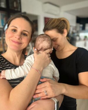 Ramóna Kiss Instagram - Vendégségben...👶🏼🩵 @szaboerikaofficial 🩷
