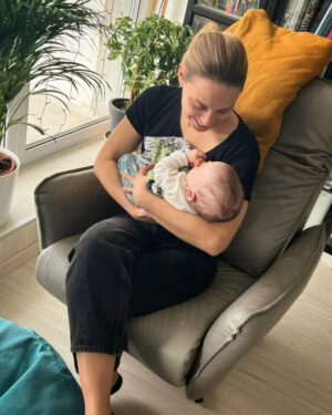 Ramóna Kiss Instagram - Vendégségben...👶🏼🩵 @szaboerikaofficial 🩷