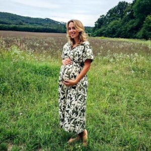 Ramóna Kiss Instagram - TRIXI✖️@hazatalalsz 
A Hazatalálsz című sorozatban az általam megformált karakter Trixi várandós.🤰🏼 Nagyon jó volt újra érezni milyen amikor "pocakos" vagy❣️