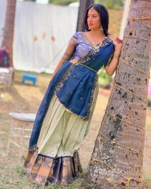 Ramola Instagram - ಸರ್ವರಿಗೂ ಯುಗಾದಿ ಹಬ್ಬದ ಹಾರ್ದಿಕ ಶುಭಾಶಯಗಳು.! 🌾🎋💐 

Outfit: @inayadesignerstudio 

#sareecollection #halfsarees #yugadhi #festivalfashion #festivalwear