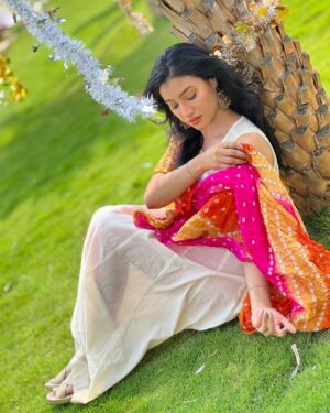 Ramola Instagram - "Cherish every moment, they all matter" 🥰

Pc: @anushaparmeshwarappa_official  Thank you😘🫶 

#candidphotography #shootdiaries #actresshot #actressramola #salawrsuit #colourfullphotos #bhandinidupatta #whitesalwar #whitecombination