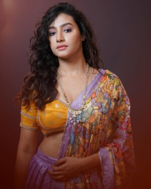 Ramola Instagram - "Sometimes beauty lies in simplicity with a traditional look❤️!!. Well desi look is the new trend !"🫰🏻 

#yekbardekhalijiye 
#curlyhairroutine #ethnicwear #traditionalfashion #photography #actresshot #lehengalove #yellowlehenga #newfacemodel #sandlewoodactress #heeramandisongs