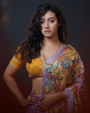 Ramola Instagram - "Sometimes beauty lies in simplicity with a traditional look❤️!!. Well desi look is the new trend !"🫰🏻 

#yekbardekhalijiye 
#curlyhairroutine #ethnicwear #traditionalfashion #photography #actresshot #lehengalove #yellowlehenga #newfacemodel #sandlewoodactress #heeramandisongs