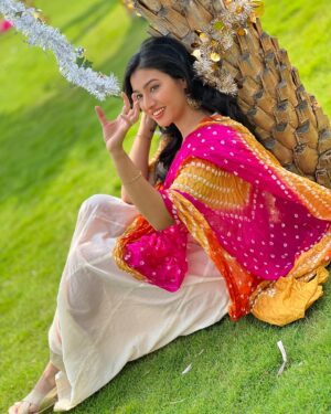 Ramola Instagram - "Cherish every moment, they all matter" 🥰

Pc: @anushaparmeshwarappa_official  Thank you😘🫶 

#candidphotography #shootdiaries #actresshot #actressramola #salawrsuit #colourfullphotos #bhandinidupatta #whitesalwar #whitecombination