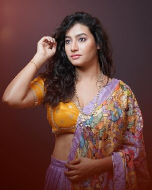 Ramola Instagram - "Sometimes beauty lies in simplicity with a traditional look❤️!!. Well desi look is the new trend !"🫰🏻 

#yekbardekhalijiye 
#curlyhairroutine #ethnicwear #traditionalfashion #photography #actresshot #lehengalove #yellowlehenga #newfacemodel #sandlewoodactress #heeramandisongs
