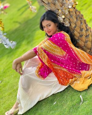 Ramola Instagram - "Cherish every moment, they all matter" 🥰

Pc: @anushaparmeshwarappa_official  Thank you😘🫶 

#candidphotography #shootdiaries #actresshot #actressramola #salawrsuit #colourfullphotos #bhandinidupatta #whitesalwar #whitecombination