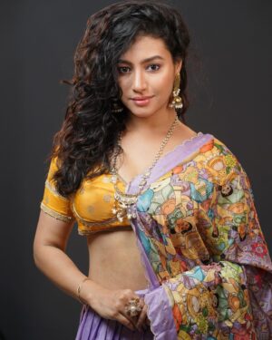Ramola Instagram - "Sometimes beauty lies in simplicity with a traditional look❤️!!. Well desi look is the new trend !"🫰🏻 

#yekbardekhalijiye 
#curlyhairroutine #ethnicwear #traditionalfashion #photography #actresshot #lehengalove #yellowlehenga #newfacemodel #sandlewoodactress #heeramandisongs