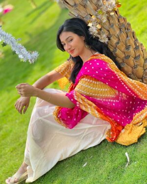 Ramola Instagram - "Cherish every moment, they all matter" 🥰

Pc: @anushaparmeshwarappa_official  Thank you😘🫶 

#candidphotography #shootdiaries #actresshot #actressramola #salawrsuit #colourfullphotos #bhandinidupatta #whitesalwar #whitecombination
