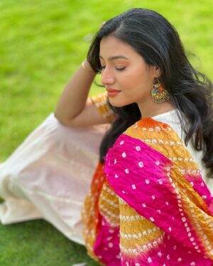 Ramola Instagram - "Cherish every moment, they all matter" 🥰

Pc: @anushaparmeshwarappa_official  Thank you😘🫶 

#candidphotography #shootdiaries #actresshot #actressramola #salawrsuit #colourfullphotos #bhandinidupatta #whitesalwar #whitecombination