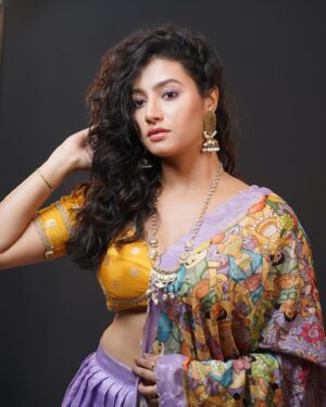 Ramola Instagram - "Sometimes beauty lies in simplicity with a traditional look❤️!!. Well desi look is the new trend !"🫰🏻 

#yekbardekhalijiye 
#curlyhairroutine #ethnicwear #traditionalfashion #photography #actresshot #lehengalove #yellowlehenga #newfacemodel #sandlewoodactress #heeramandisongs