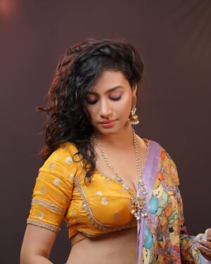 Ramola Instagram - "Sometimes beauty lies in simplicity with a traditional look❤️!!. Well desi look is the new trend !"🫰🏻 

#yekbardekhalijiye 
#curlyhairroutine #ethnicwear #traditionalfashion #photography #actresshot #lehengalove #yellowlehenga #newfacemodel #sandlewoodactress #heeramandisongs