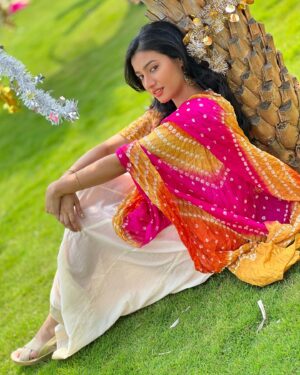 Ramola Instagram - "Cherish every moment, they all matter" 🥰

Pc: @anushaparmeshwarappa_official  Thank you😘🫶 

#candidphotography #shootdiaries #actresshot #actressramola #salawrsuit #colourfullphotos #bhandinidupatta #whitesalwar #whitecombination