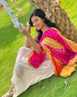 Ramola Instagram - "Cherish every moment, they all matter" 🥰

Pc: @anushaparmeshwarappa_official  Thank you😘🫶 

#candidphotography #shootdiaries #actresshot #actressramola #salawrsuit #colourfullphotos #bhandinidupatta #whitesalwar #whitecombination