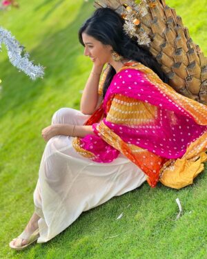 Ramola Instagram - "Cherish every moment, they all matter" 🥰

Pc: @anushaparmeshwarappa_official  Thank you😘🫶 

#candidphotography #shootdiaries #actresshot #actressramola #salawrsuit #colourfullphotos #bhandinidupatta #whitesalwar #whitecombination