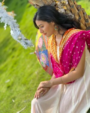 Ramola Instagram - "Cherish every moment, they all matter" 🥰

Pc: @anushaparmeshwarappa_official  Thank you😘🫶 

#candidphotography #shootdiaries #actresshot #actressramola #salawrsuit #colourfullphotos #bhandinidupatta #whitesalwar #whitecombination