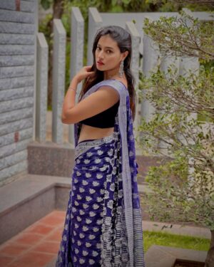 Ramola Instagram - "😉"

.
.
.
.
.
#sixyardsofelegance #actressshot #bluesaree💙 #sareefashion #vijayprakashsongs #seerelihudigiranodalebaaradu #sandlwoodactress #newfaceactress #kannadamovies #kannadaserials #sandlewood