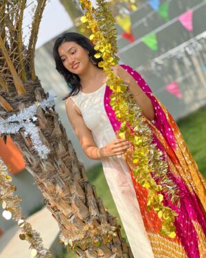 Ramola Instagram - "Life is a painting, and you are the artist. ..."🌈 

#lifeiscolorful #belikearainbow #holidays #shoottime #actresshot #holiattire #bandhinidupatta #newstyle #actressramola #whitesalwar #celebrationmode