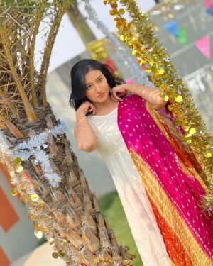 Ramola Instagram - "Life is a painting, and you are the artist. ..."🌈 

#lifeiscolorful #belikearainbow #holidays #shoottime #actresshot #holiattire #bandhinidupatta #newstyle #actressramola #whitesalwar #celebrationmode