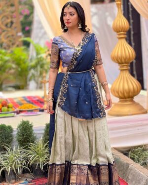 Ramola Instagram - ಸರ್ವರಿಗೂ ಯುಗಾದಿ ಹಬ್ಬದ ಹಾರ್ದಿಕ ಶುಭಾಶಯಗಳು.! 🌾🎋💐 

Outfit: @inayadesignerstudio 

#sareecollection #halfsarees #yugadhi #festivalfashion #festivalwear