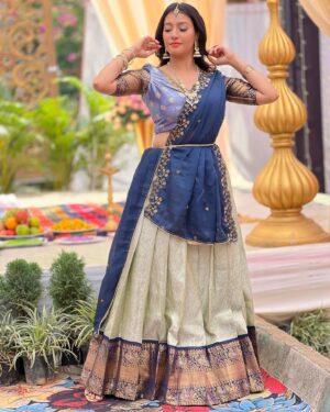 Ramola Instagram - ಸರ್ವರಿಗೂ ಯುಗಾದಿ ಹಬ್ಬದ ಹಾರ್ದಿಕ ಶುಭಾಶಯಗಳು.! 🌾🎋💐 

Outfit: @inayadesignerstudio 

#sareecollection #halfsarees #yugadhi #festivalfashion #festivalwear