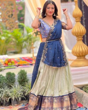 Ramola Instagram - ಸರ್ವರಿಗೂ ಯುಗಾದಿ ಹಬ್ಬದ ಹಾರ್ದಿಕ ಶುಭಾಶಯಗಳು.! 🌾🎋💐 

Outfit: @inayadesignerstudio 

#sareecollection #halfsarees #yugadhi #festivalfashion #festivalwear